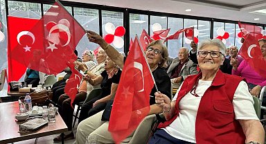 Huzurevinde Cumhuriyet coşkusu