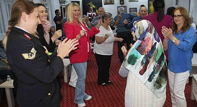 Huzurevindeki yaşlıların oyun havası renkli görüntülere sahne oldu