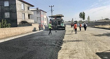 Iğdır Belediyesi sıcak asfalt seferberliğini sürdürüyor