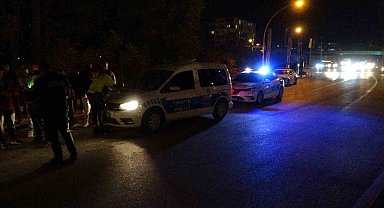 İki aracın karıştığı kazada ortalık savaş alanına döndü: 2 yaralı