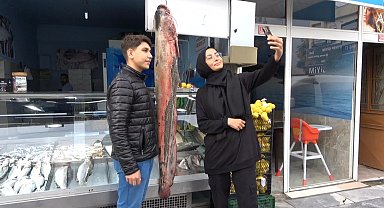 İki kişinin zor taşıdığı balıklar tezgahın gözdesi oldu