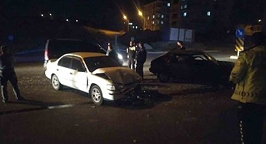 İki otomobil çarpıştı: 2 yaralı