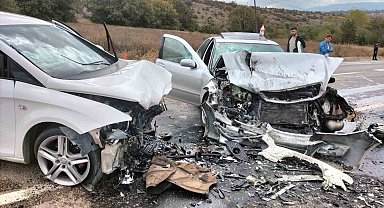 İki otomobil kafa kafaya çarpıştı: 4 yaralı