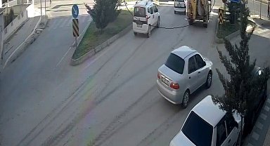 İki otomobilin çarpıştığı kaza güvenlik kamerasında