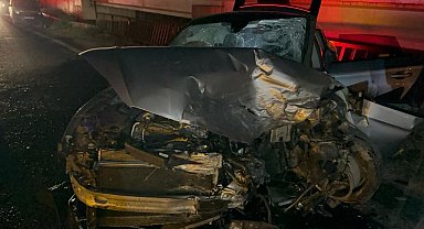 İki otomobilin hurdaya döndüğü kazada 3 kişi ağır yaralandı