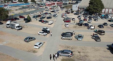 İkinci el oto pazarında sinek avladılar