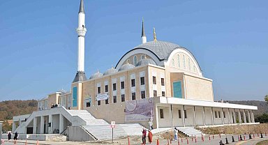 İlahiyat Fakültesi Uygulama Cami'nde ilk cuma namazı kılındı