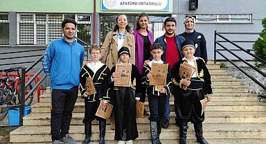 İlçe merkezinde "Cumhuriyet 100 yaşında" diye bağırarak gazeteleri dağıttılar