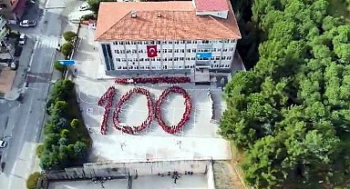 İlkokul öğrencilerinden 100. yıl koreografisi