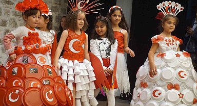 İlkokul öğrencilerinden geri dönüşüm defilesi