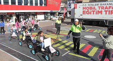 İlkokul öğrencilerine uygulamalı trafik eğitimi