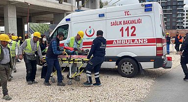 İnşaatın 3'üncü katından düşen 2 işçi yaralandı