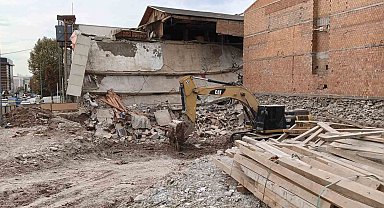 İnşaattaki hafriyat çalışması apartmanda göçüğe sebep oldu