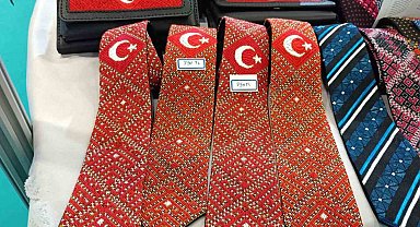 İranlı kadın Türk bayrağını kravat ve cüzdanlara işledi