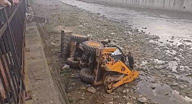 İş makinesi dereye düştü, sürücü yaralandı