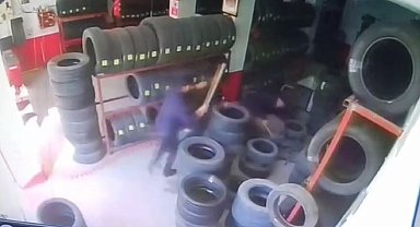 İş yerini basıp 17 yaşındaki çocuğu sopalarla dövdüler