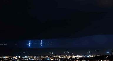 İskenderun Körfezi'ndeki şimşek fırtınası ortaya seyirlik görüntüler çıkardı