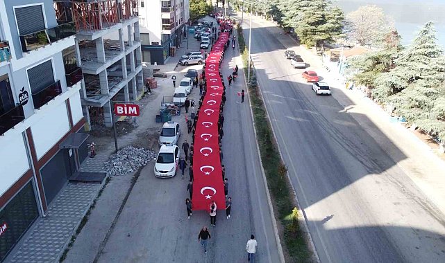 Isparta'da 100 metre uzunluğunda Türk bayrağı ile Cumhuriyet coşkusu