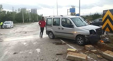 Isparta'da çarpışan araçlar refüje çarptı: 4 yaralı