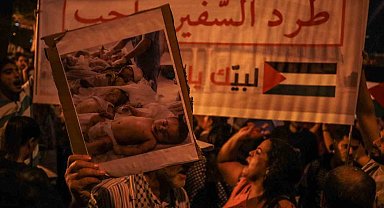 İsrail'in Gazze bombardımanı Fransa'nın Tunus Büyükelçiliği önünde protesto edildi