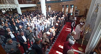 İsrail'in saldırılarında hayatını kaybeden Filistinliler için gıyabi cenaze namazı kılındı