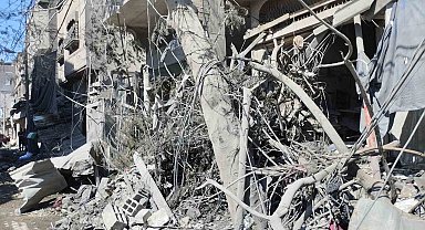 İsrail'in vurduğu Bureij mülteci kampındaki evler harabeye döndü