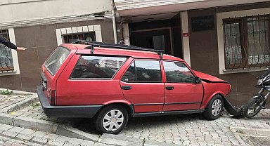 İstanbul'da faciadan dönüldü: Freni tutmayan araç doğal gaz kutusuna çarptı