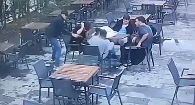 İstanbul'da film gibi silahlı saldırı kamerada: Tetikçi hedefi karıştırınca yanlış adamı vurdu