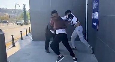 İstanbul'da parkta "yanlış anlaşılma" dayağı kamerada