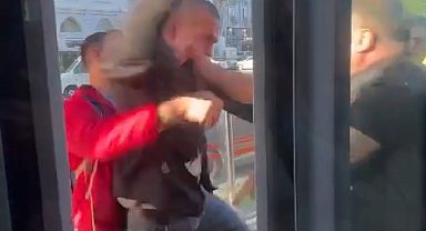 İstanbul'da tramvay durağı boks ringine döndü