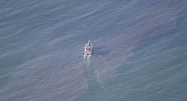 İsveç'te karaya oturan feribottan yeniden petrol sızmaya başladı