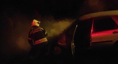 İtfaiye ekipleri araçtaki yangını söndürdü