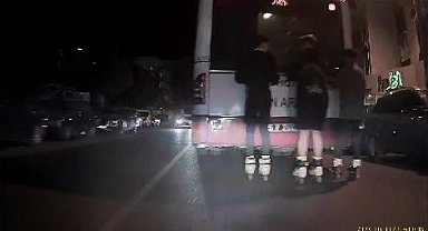 İzmir'de patenli gençlerin tehlikeli yolculuğu kamerada