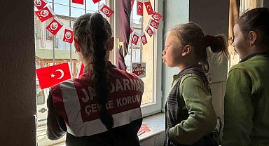 Jandarma ekipleri okulu bayraklarla süsledi