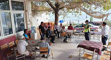 Jandarma ekipleri traktör sürücülerini bilgilendirdi