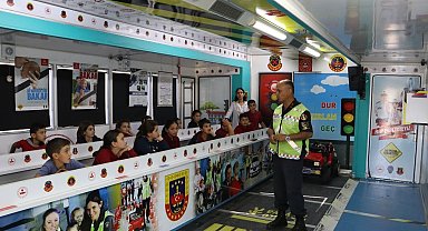 Jandarma ekiplerinden mobil trafik eğitim tırı ile öğrencilere trafik eğitimi