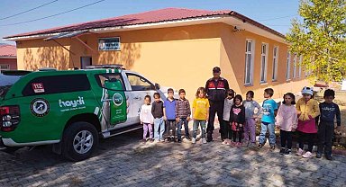 Jandarma minik öğrencilere hayvan sevgisini aşılıyor