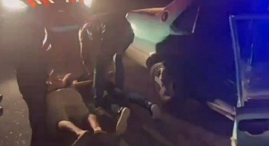 Jandarmadan hareket halindeki otomobile operasyon: 14 ruhsatsız tabanca ele geçirildi