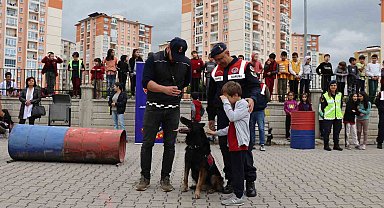 Jandarmadan öğrencilere 'hayvan hakları' ve 'trafik' eğitimi