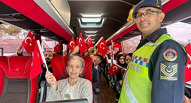 Jandarmadan yolculara bayrak ve anahtarlık