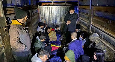 Jandarmanın durdurduğu araçta 17 düzensiz göçmen yakalandı