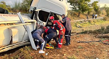 Jet yakıtı yüklü tanker yoldan çıkıp tarlaya uçtu: 3 yaralı