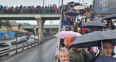 Kadıköy Uzunçayır'da metrobüs kaza yaptı