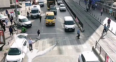 Kadıköy'de yaya ezilmekten son anda kurtuldu, sürücü ceza yiyince gerginlik çıkardı