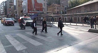 Kadıköy'de yaya geçidi denetimi gerçekleştirildi, 5 sürücüye ceza kesildi