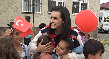 Kadın komutanlar Cumhuriyet'in 100. yılında köy çocuklarının gönlüne dokundu
