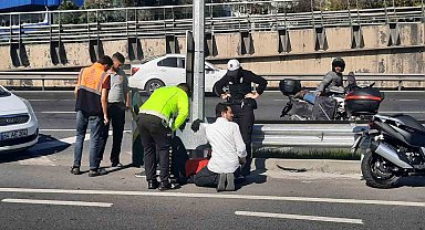 Kadın trafik polisi, kazada yaralanan motosikletlinin yanından bir an olsun ayrılmadı
