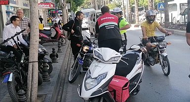 Kafalarında olması gereken kaskı motosiklete taktılar, cezalardan kaçamadılar