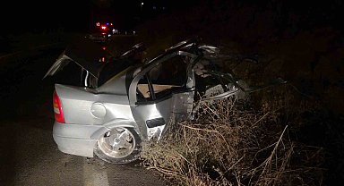 Kahramanmaraş'ta direğe çarpan otomobil ortadan ikiye ayrıldı: 1 ölü, 1 ağır yaralı