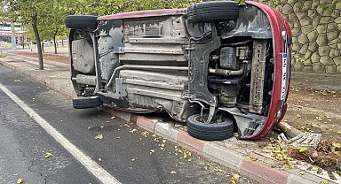 Kaldırımdaki ağaca çarpan araç yan yattı
